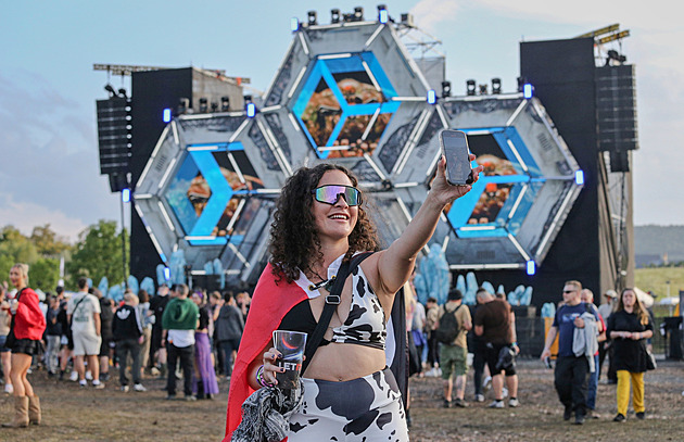 U jezera Most se znovu rozduní obří festival, zahájí ho show světových pilotů