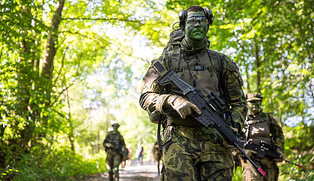 „Nejsme vločky!“ Studenti absolvovali vojenský výcvik, včetně nočních přepadů