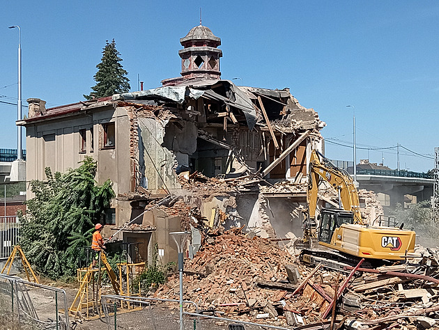Bývalá pardubická Tesla je minulostí, k zemi šla poslední opuštěná budova