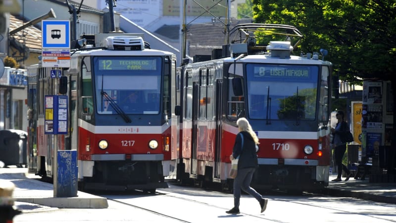 Tragédie v Brně: Tramvaj srazila ženu. V nemocnici zraněním podlehla