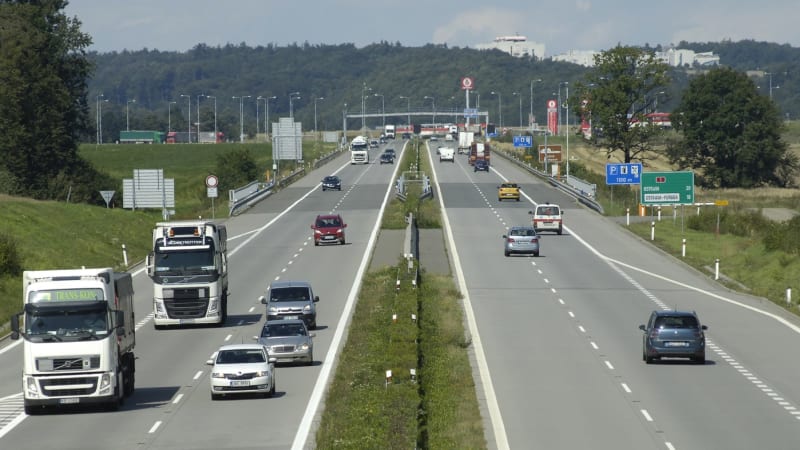 Vážná nehoda na dálnici D5: Po srážce s osobou provoz v obou směrech stojí