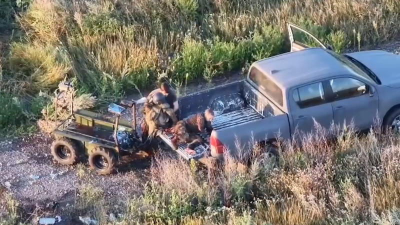Hrdinský čin ukrajinského velitele zachránil dva vojáky. Video se stalo hitem internetu
