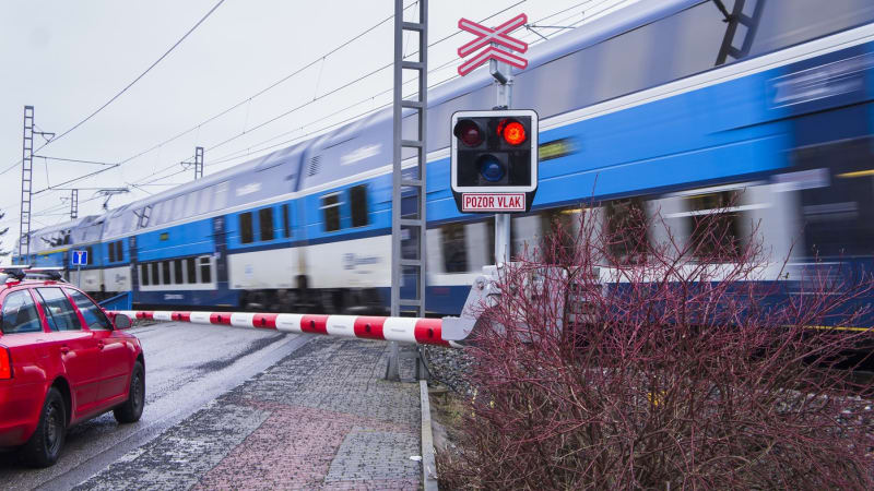Vlak ve Zlíně srazil člověka. Na místě zemřel, provoz na koleji stál