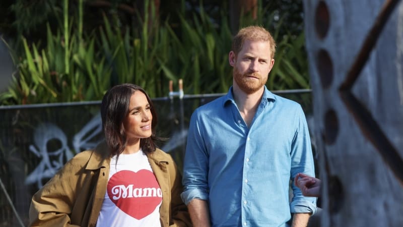 Návrat prince: Harry se s rodinou přestěhuje zpět do Británie. Pomohl i král s chotí