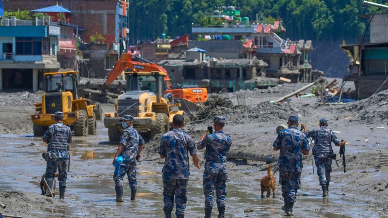 Děsivé fotografie mrtvých před márnicí. Reportéři CNN popisují situaci v Nepálu po povodni