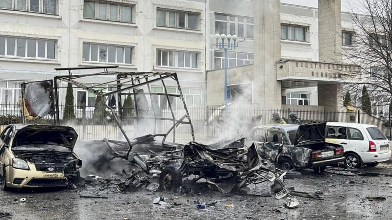 Hořící sklady po raketovém úderu Ukrajinců, úřady hlásí mrtvé. Rusové zasáhli výškovou budovu