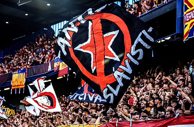 Transparent v derby přál klidný odpočinek válečnému zločinci, Sparta se distancuje