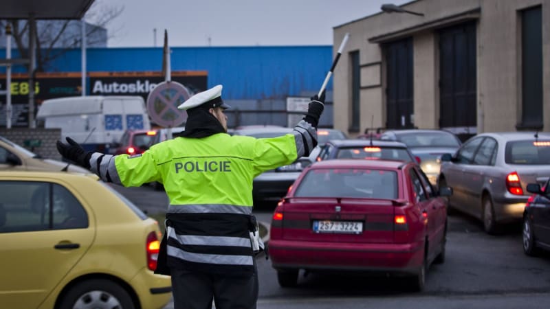 Tragická nehoda u Chebu: Auto srazilo chodce, který svým zraněním podlehl. Silnice je uzavřena