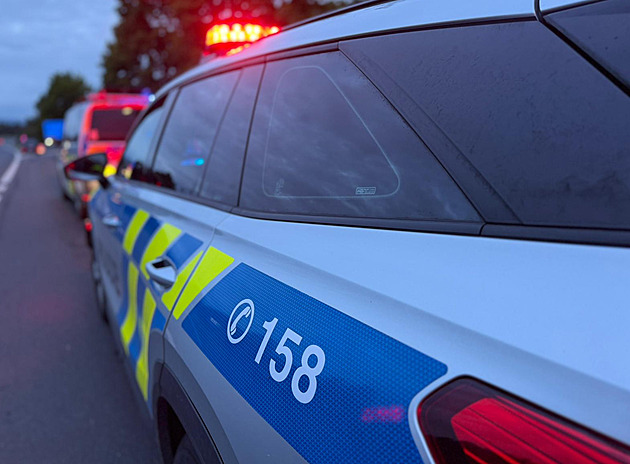Tragická nehoda u Chebu. Chodec zemřel po srážce s autem, silnice je uzavřená