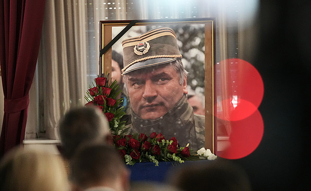 Pieta za válečného zločince Mladiče přilákala stovky lidí. Dovnitř se všichni nevešli