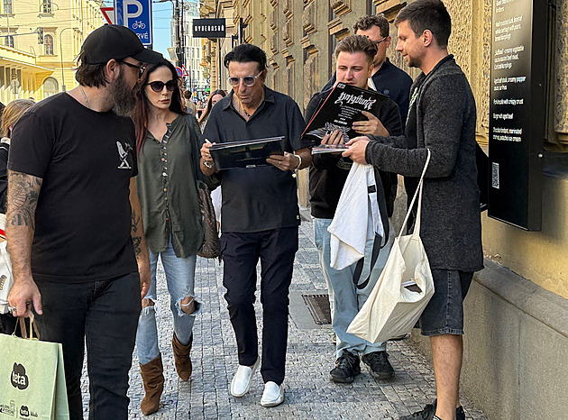 Hollywood Vampires rozezní Prahu, Cooper rozdával fanouškům podpisy