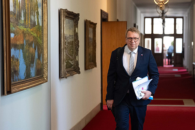 Vláda rozhodne o zvýšení minimální mzdy, jednat bude o cenách pohonných hmot