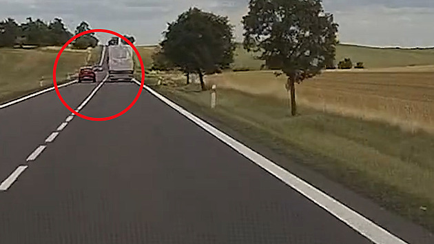 Zbytečný risk. Senior málem smetl auto v protisměru, předjížděním si ale nepomohl