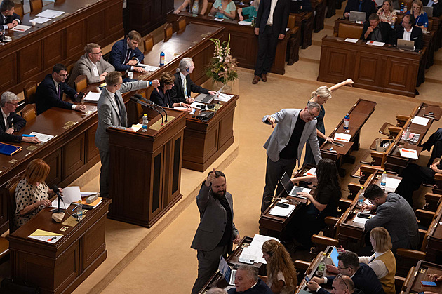 Poslance čeká opět boj o zákon o státních zaměstnancích, návrh vrátil Senát