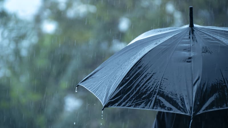 Do Česka vtrhla deštivá fronta. MAPA ukazuje, kde zaprší nejvíc a kdy srážky ustanou