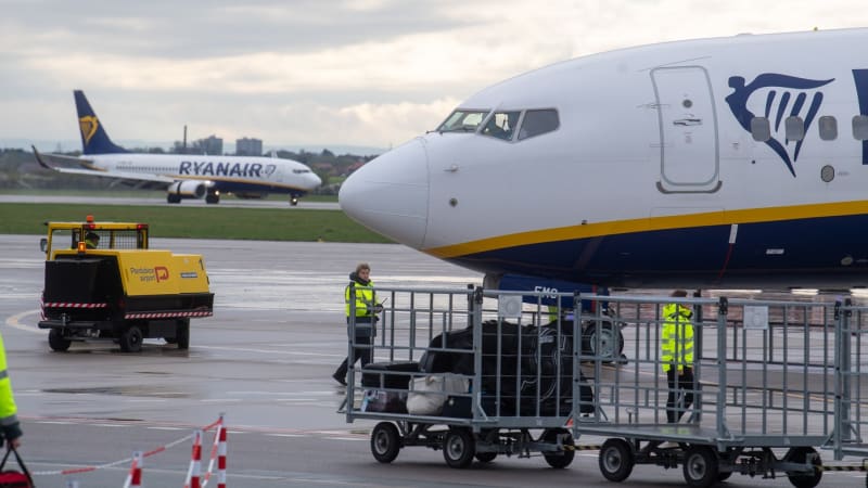 Evropské aerolinky v potížích: Ryanair škrtá tisíce letů, airBaltic zmenšuje flotilu letadel