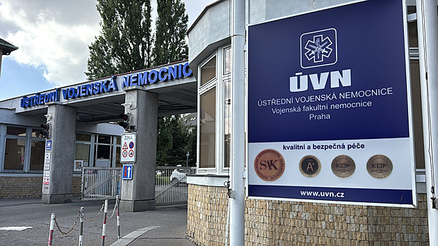 Zásah v Ústřední vojenské nemocnice kvůli zakázkám. Policie zadržela tři lidi