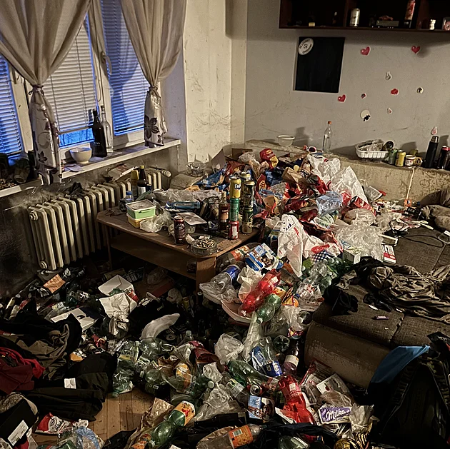 Maskovaný predátor. Na síti si říkal Kikina a loudil z dívek fotky, byt měl jako skládku