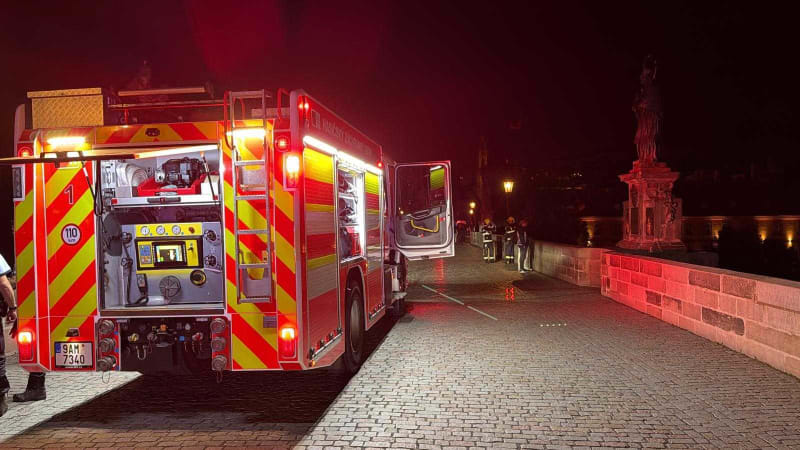 Opilý muž skočil z Karlova mostu: Měl skoro tři promile, z Vltavy ho tahal člun potápěčů