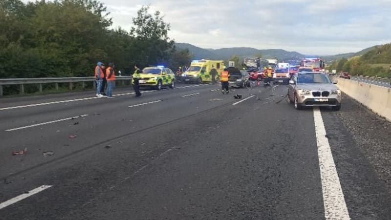 Doprava na Prahu stála: Na dálnici se střetlo šest vozidel, zasahovali záchranáři