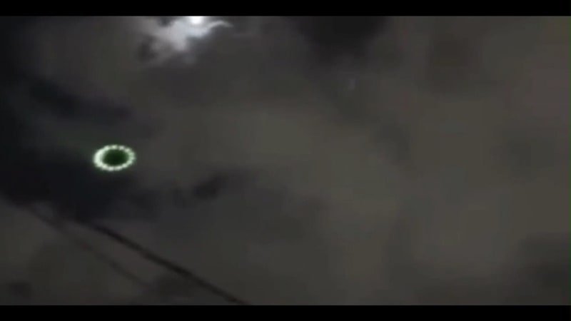 UFO, letadlo, nebo něco jiného? Světla na obloze v Teheránu jsou záhadou pro celý internet