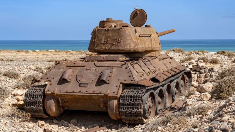 Největší ostrov Blízkého východu chrání stovky zrezivělých tanků. Má přitom klíčový význam