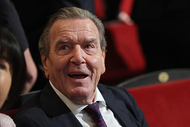 Německý exkancléř Schröder byl na Putinově oslavě narozenin, Merz je pobouřen