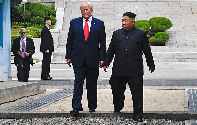 Možná ano, bylo by to vzrušující, nevyloučil Trump schůzku s Kim Čong-unem