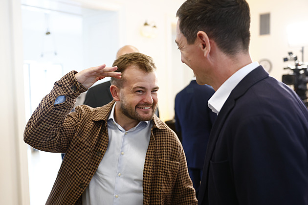 Poslanci se přeli o zmrazení platů. Co za blbost přijde příště? ptal se Činčila