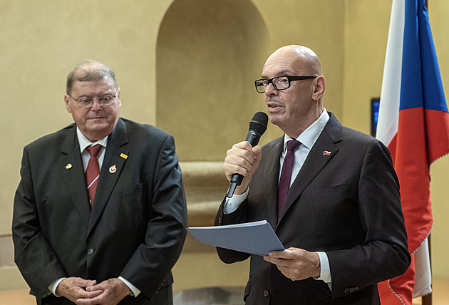 Mravokárce Werich, hysterie protestů a cizí šachovnice. Řečnili Klempíř, Zeman a Okamura