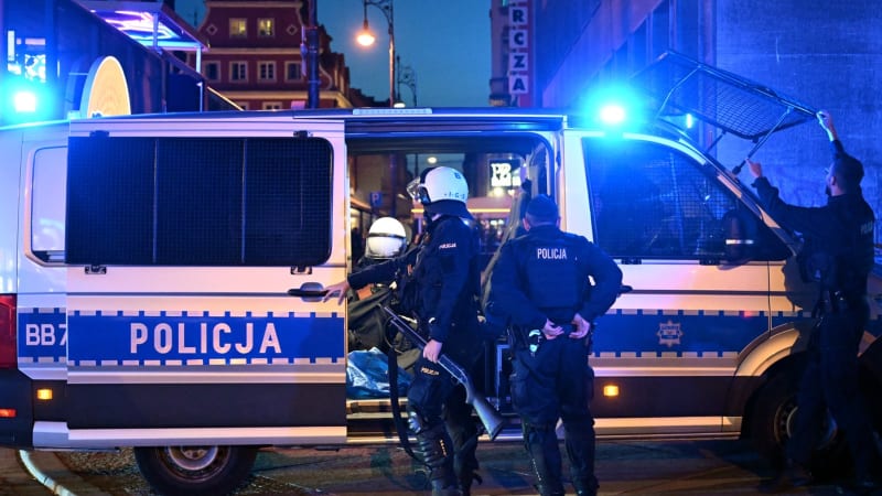Krize v Polsku: Vyostřil se spor o ústavní soud, zasahuje policie. Prezident obrátil letadlo