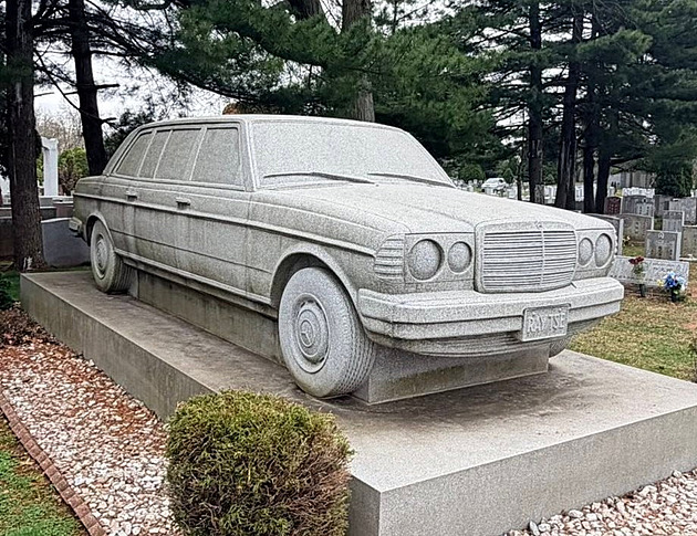 Náhrobek se žulovým mercedesem. Dojemný důkaz bratrské lásky vydrží staletí